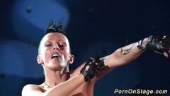 play Spectacle de fétichisme public extrême : sexe en groupe et masturbation