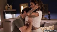 Riproduci La MILF tatuata Arabelle Raphael non può resistere al grosso cazzo del giovane Victor Ray