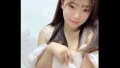 Putar Memanjakan Kaki Intim Kecantikan Cina Berubah menjadi Blowjob Panas dan Permainan Dildo Super Panjang