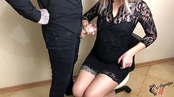 Oynat Sevimli sekreter ıslak bir handjob ile patron memnun