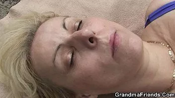 Odtwórz Blond babcia podwójna penetracja na plaży