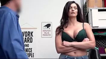 Riproduci Bruna milf viene catturata e deve sottomettersi alla ricerca del suo corpo (becky bandini)