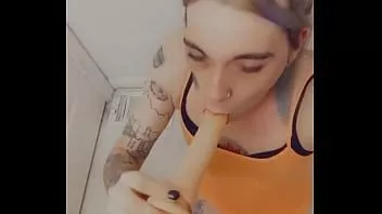 play Śliczna dziwka w sukience mini pociera łechtaczkę i głębokie gardło