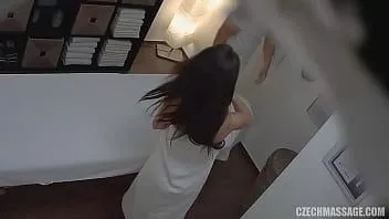 play Il massaggio si trasforma in sesso bollente con una tettona