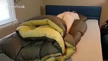 play Liefhebber van donsjacks wipt op zijn grote bruine slaapzak en komt erop klaar