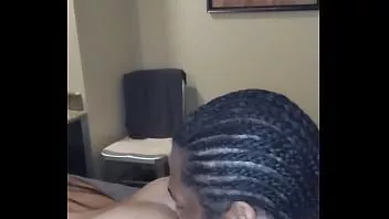 Afspelen Man, ze geniet ervan om haar kont gelikt te krijgen!