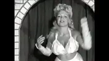 play Blonda creț cu sânii uriași participă la un spectacol erotic din anii 60
