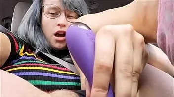 Abspielen Sexy Lady masturbiert im Auto - schau dir Teil 2 auf ilovefemalemasturbation.com an