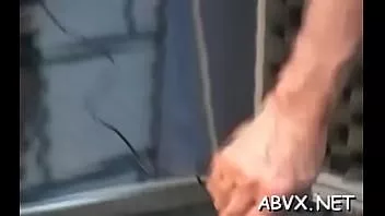 Abspielen Die sexhungrige Lady reitet auf einem fetten Sextool