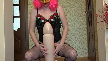 Oynat Çoraplı ince milf topları olan büyük bir şişme yarak üzerinde mastürbasyon yapıyor. kabarık kıllı kedi ıslanır. ev yapımı fetiş