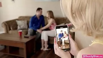 Odtwórz Niegrzeczne nastoletnie przyrodnie siostry ruchają się z nowym przyjacielem ojca