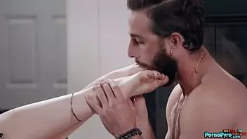 play Lucas Frost zjada przystrzyżoną cipkę swojej chudej przyrodniej siostry Andi Rose