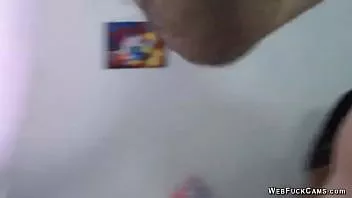 play Ebenholz mit tätowiertem Hintern reitet weißen Schwanz vor der Webcam