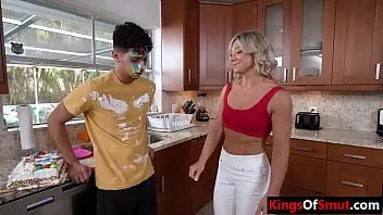 Afspelen Fitte MILF stiefmoeder geeft stiefzoon een speciaal verjaardagscadeau
