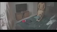 play A meia-irmã sexy Frina pega o namorado transando com ela em várias posições na câmera