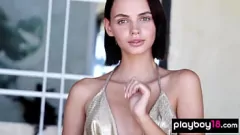 play La mora magra Lilit Ariel espone le sue tette piccole e la figa rasata in uno spogliarello da solista