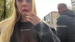 Riproduci Esibizionista mostra le sue tette nude nelle strade pubbliche della città