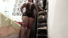 Odtwórz Gorąca brunetka nosi seksowną piżamę - amateur spycam