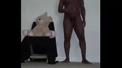 Redare Echipamente electronice Remastered Parody: Sesiune de masturbare solo pentru jucării cu un ursuleț cântec