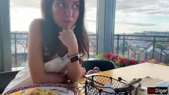 play Pierwsza randka Teen Brunette zamienia się w szorstką sesję na zewnątrz