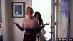 تشغيل MILF Dee Williams الناضج يهيمن على المراهق الآسيوي Lulu Chu في لقاء مثليه مكثف