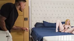 Afspelen Hardcore kamergenoot Caper: Petite Milf Lauren Phillips wordt betrapt op de grote lul van Air Thugger