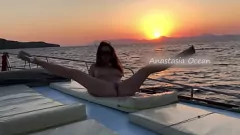 play Blonda obraznică expune păsărică bărbierită la petrecerea cu barca
