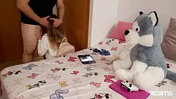 Riproduci Ho incontrato il mio patrigno mentre si masturbava con le mie foto, indovina cosa è successo