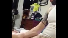 Jouer Un énorme mec blanc tatoué caresse sa chatte de poche avec une grosse bite lors d'une séance de masturbation en solo