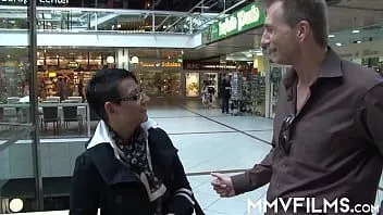 Reproduzir Milf de cabelos curtos em óculos porra